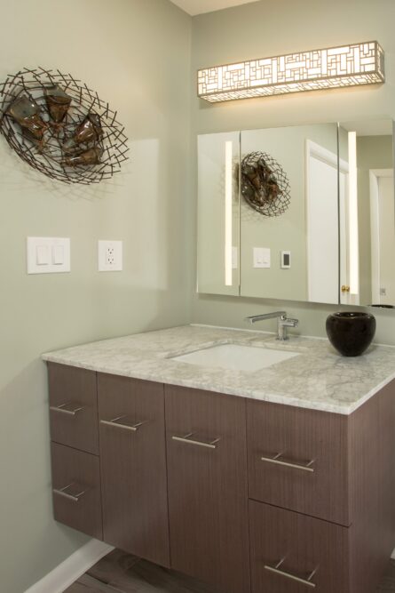 A photo of a European style modern bathroom