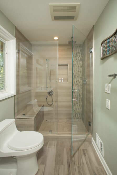 A photo of a European style modern bathroom
