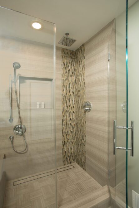 A photo of a European style modern bathroom